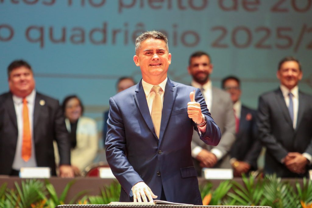 Prefeito David Almeida é oficialmente empossado em Manaus