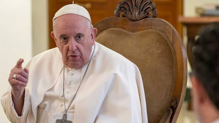 Papa Francisco apresenta melhora após quadro de pneumonia