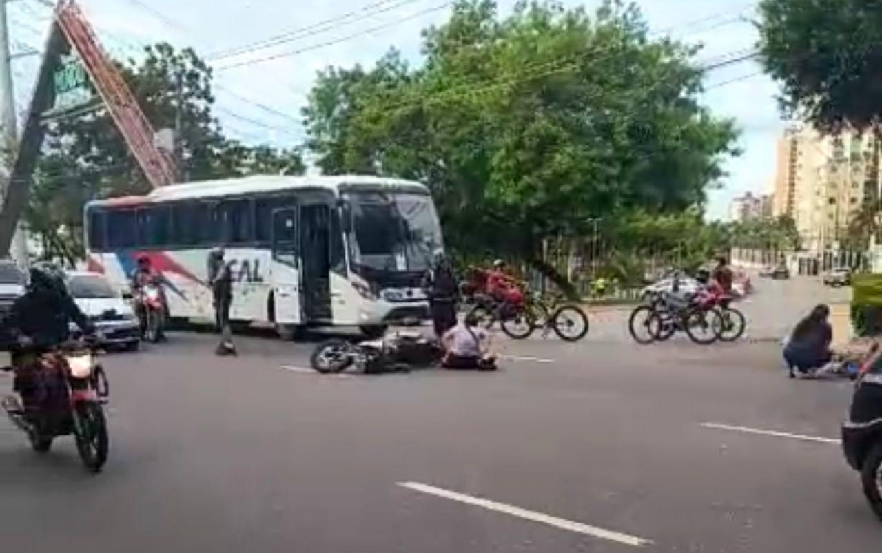 acidente entre ônibus e motocicleta em Manaus