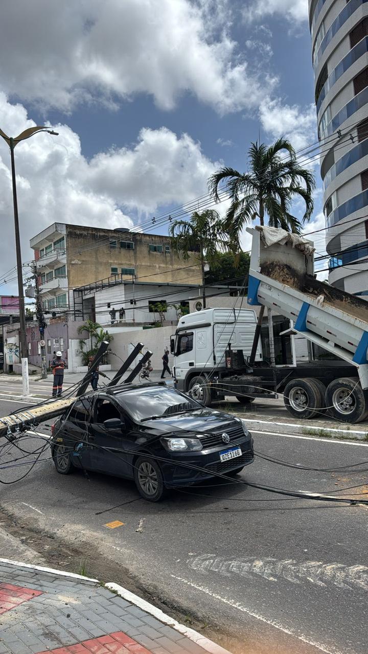 Poste cai sobre carro e causa acidente em Manaus