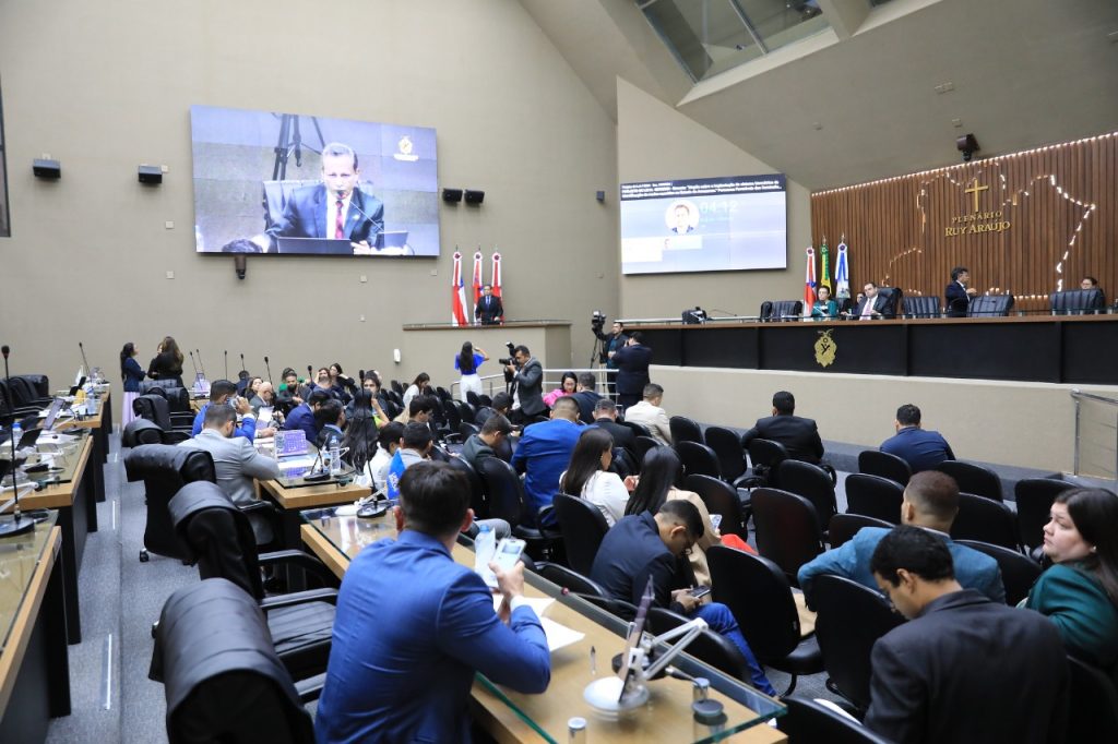 Plenário da Assembleia Legislativa do Amazonas durante sessão de votação sobre projeto de lei envolvendo artistas e eventos públicos