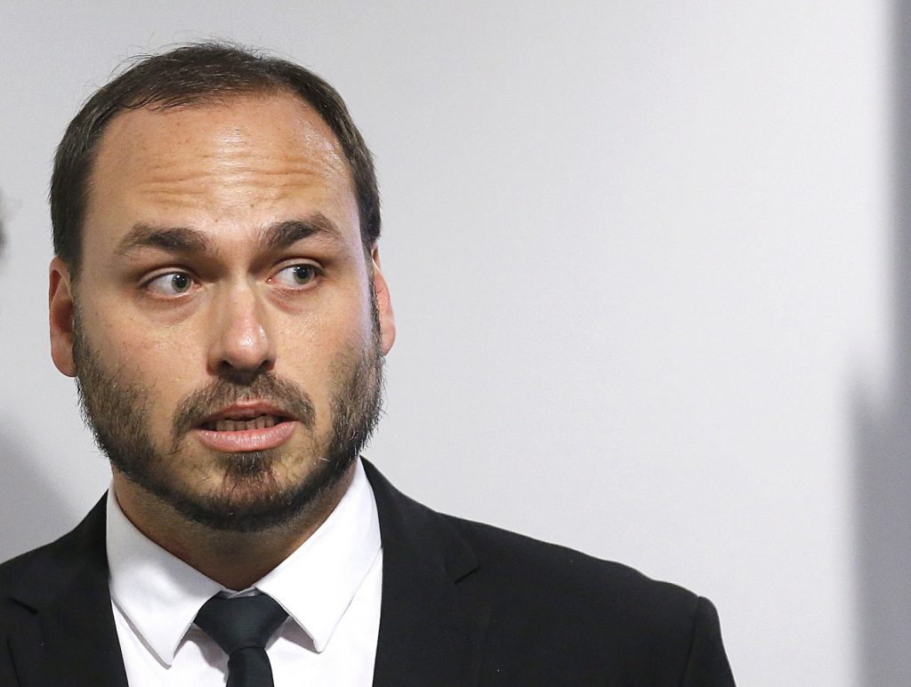 Carlos Bolsonaro rebate acusações de Mauro Cid