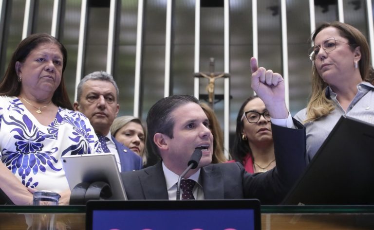 Denúncia contra Bolsonaro gera tumulto