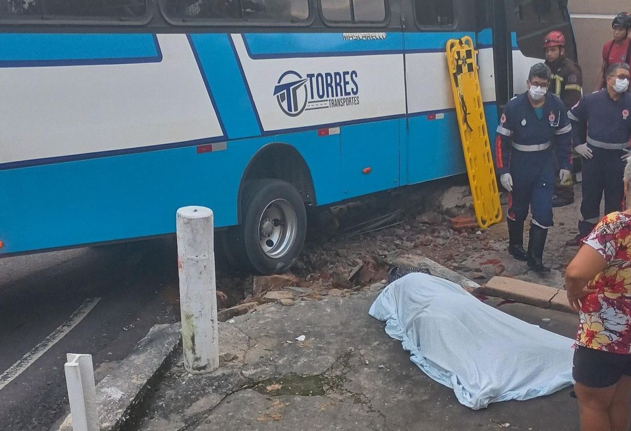 Mulher morre e passageiros ficam feridos após ônibus colidir com muro em Manaus
