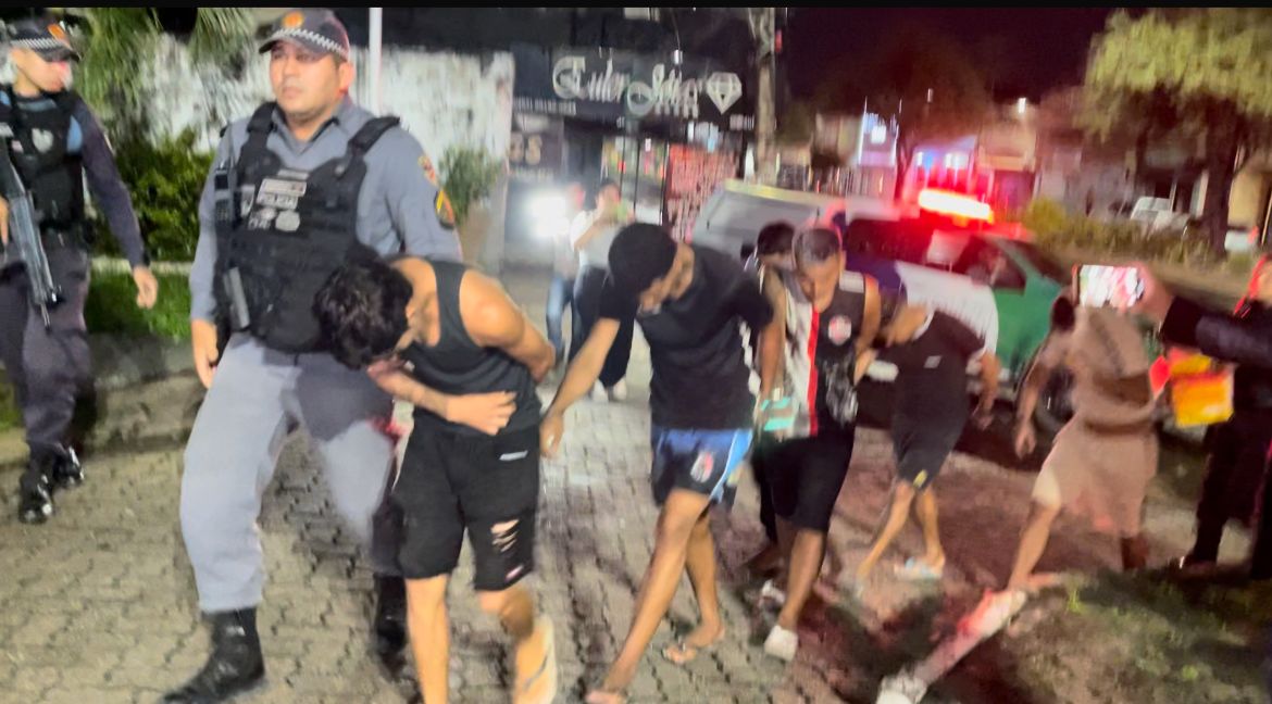 Mais de 50 presos após foguetório do CV saíram pela ‘porta da frente’ de delegacias em Manaus