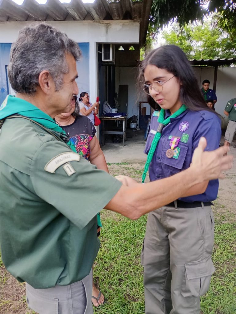 Jovens escoteiros são agraciados com medalha 10 anos de atuação no escotismo do Amazonas