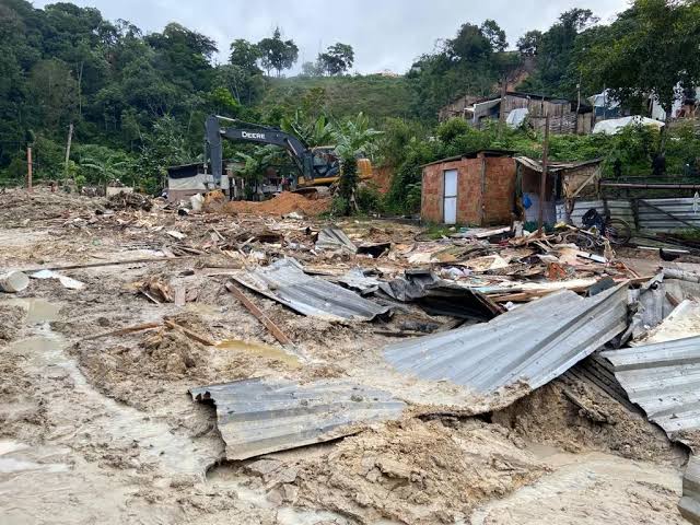 Após chuva intensa, Defesa Civil alerta para risco de deslizamento em Manaus