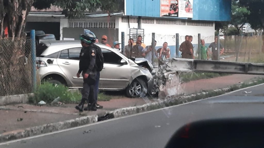 carro derruba poste e causa congestionamento em Manaus