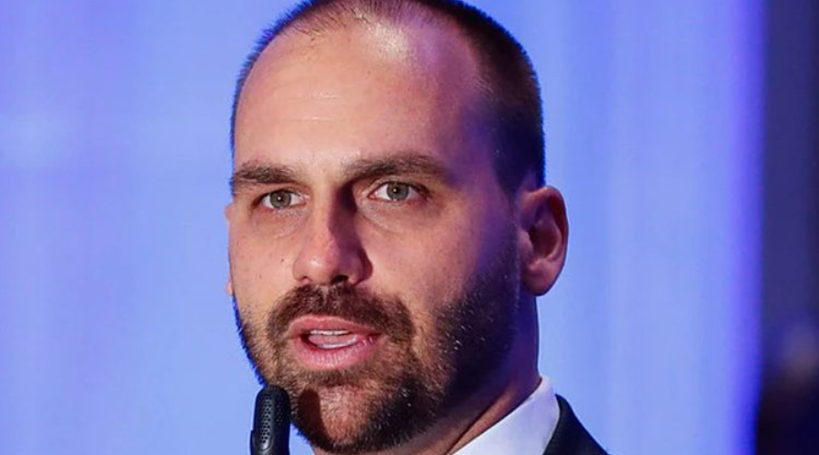 Eduardo Bolsonaro decide ficar nos EUA