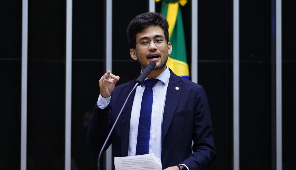 “Faltam poucas assinaturas dos deputados”, diz Kim Kataguiri sobre a PEC para diminuir regalias de juízes e desembargadores