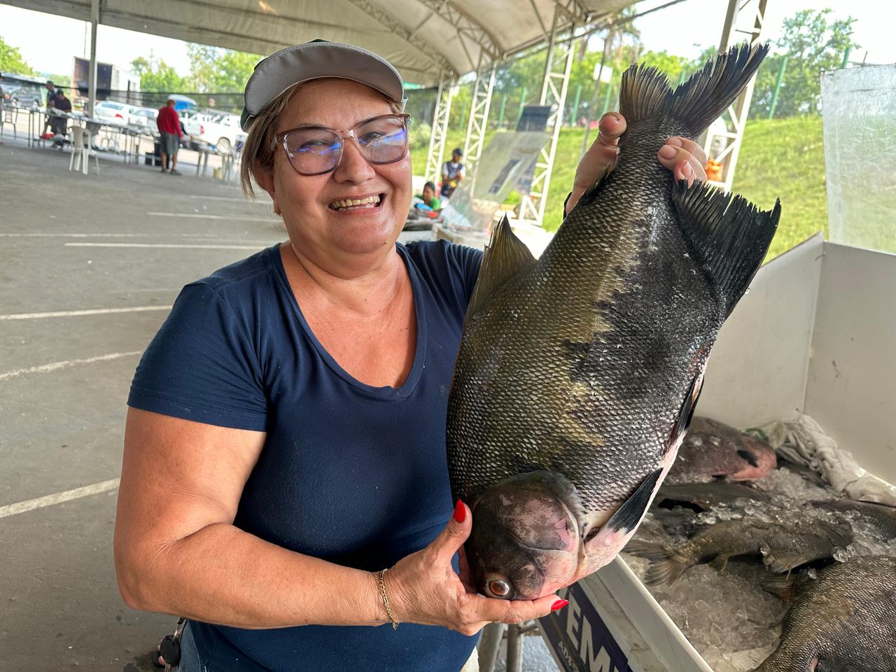 Feira de venda de peixes regionais do Amazonas organizada pela ADS em Manaus durante a Semana Santa