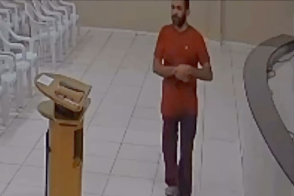 Fiel furtando igreja Manaus