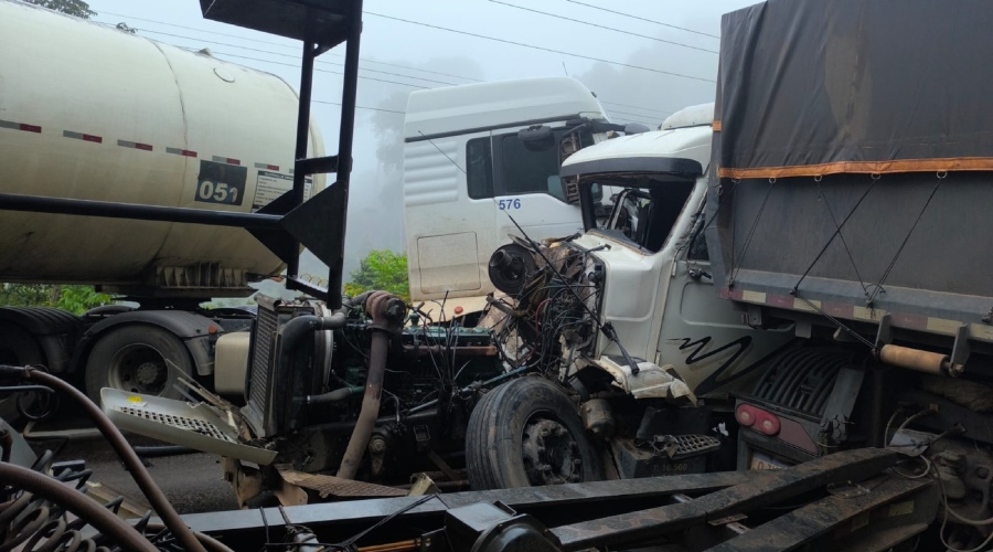 Grave acidente interdita BR-174 após colisão entre carretas no Amazonas