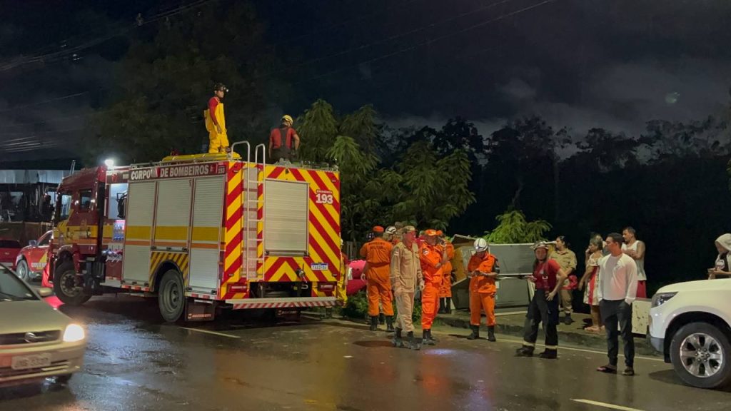 Homem desaparece após cair em igarapé durante chuva em Manaus