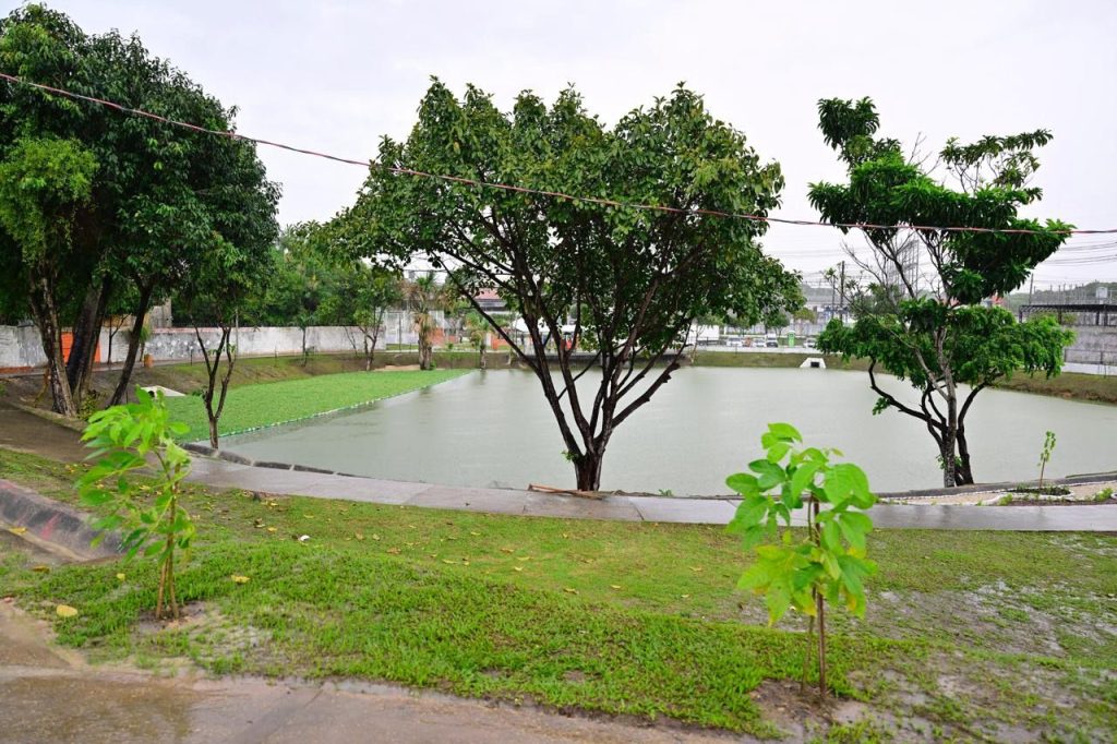 Prefeito David Almeida vistoria obras de revitalização da Lagoa do Bombeamento em Manaus