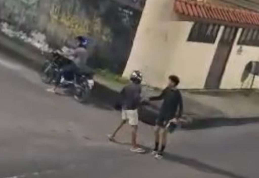 Morador filma assalto no Conjunto Canaranas, em Manaus; veja o vídeo