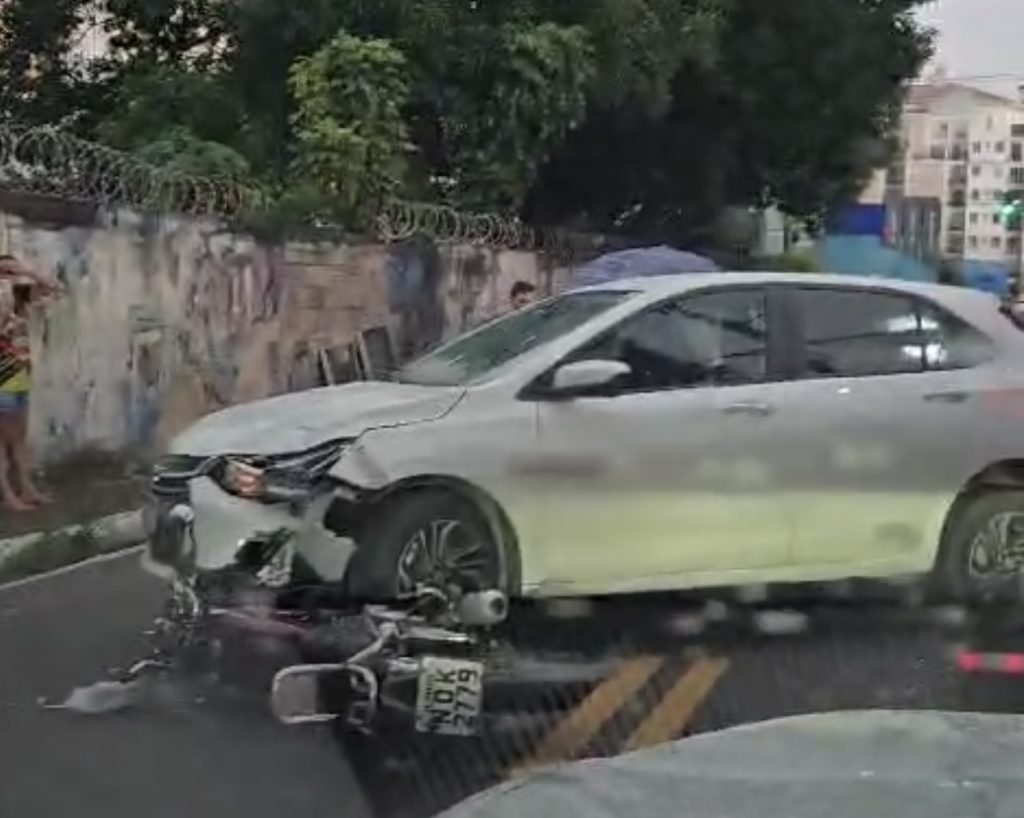 Notícias de Manaus: Moto e carro se chocam durante acidente na Zona Centro-Sul
