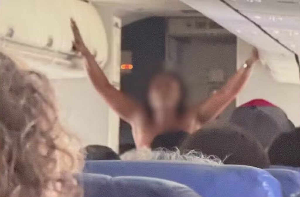 Mulher grita, fica nua em avião e atrasa voo em 1 hora; veja vídeo