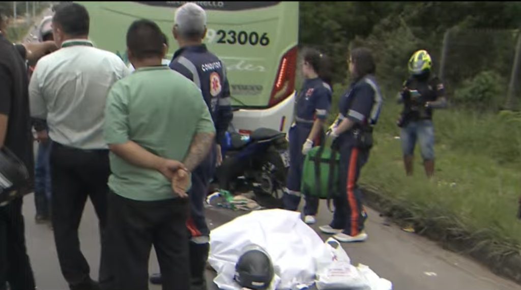 mulher morre acidente ônibus moto Manaus