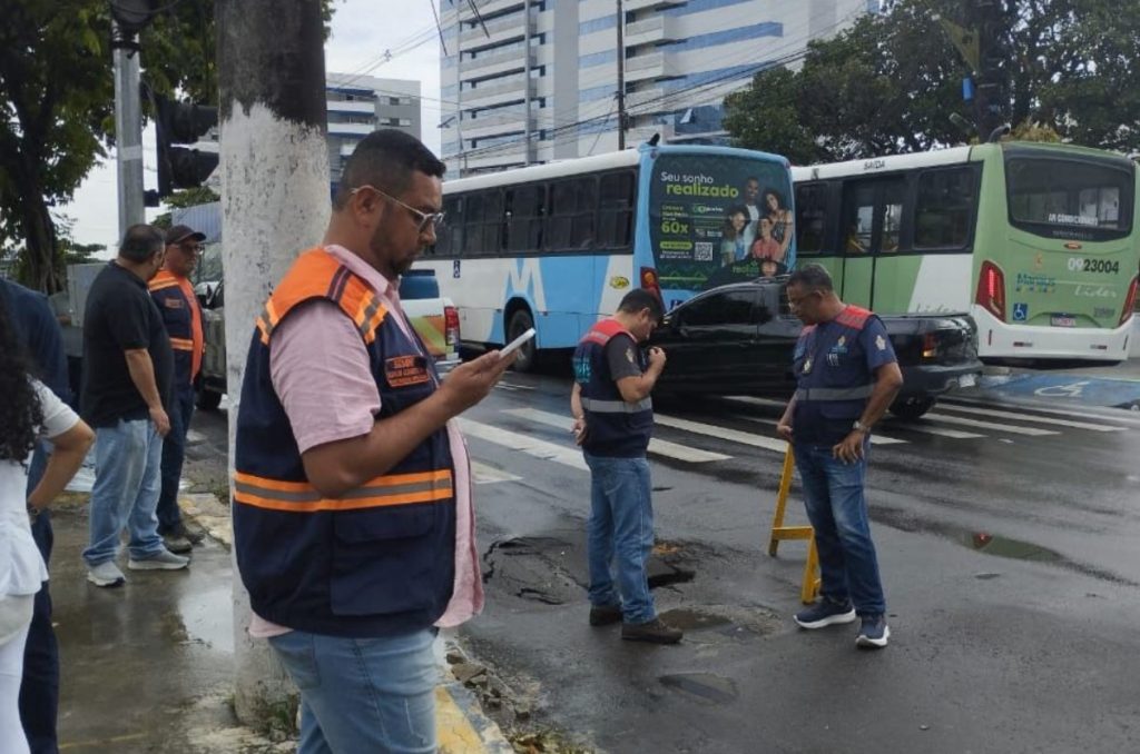 Obra causa afundamento na rua Salvador e Prefeitura de Manaus atua no local