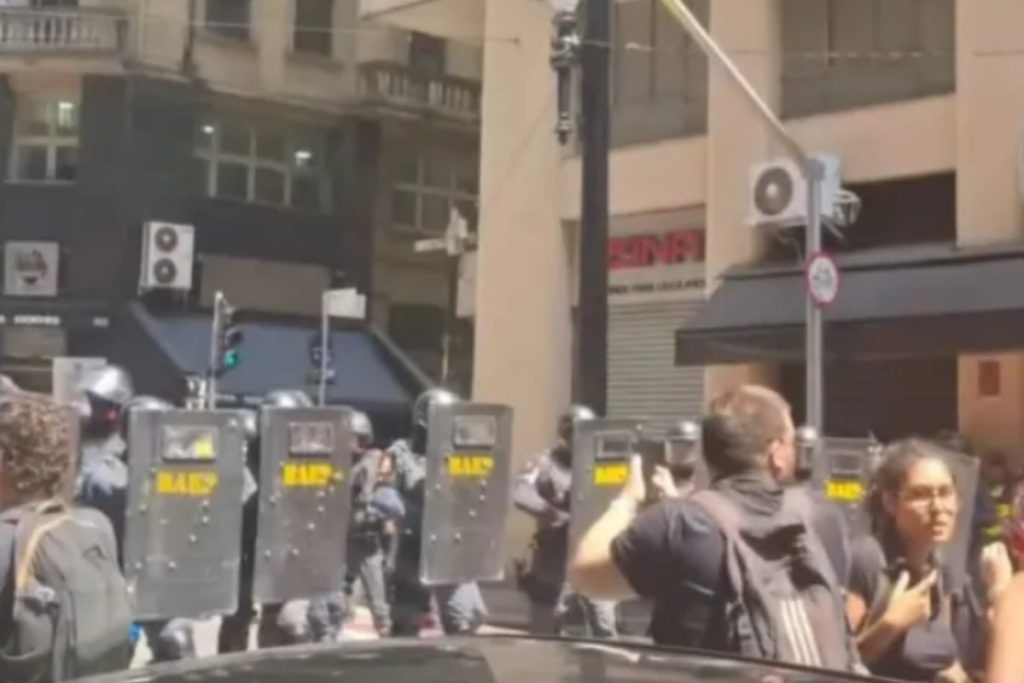 PMs entram em confronto com manifestantes contra leilão de linhas da CPTM