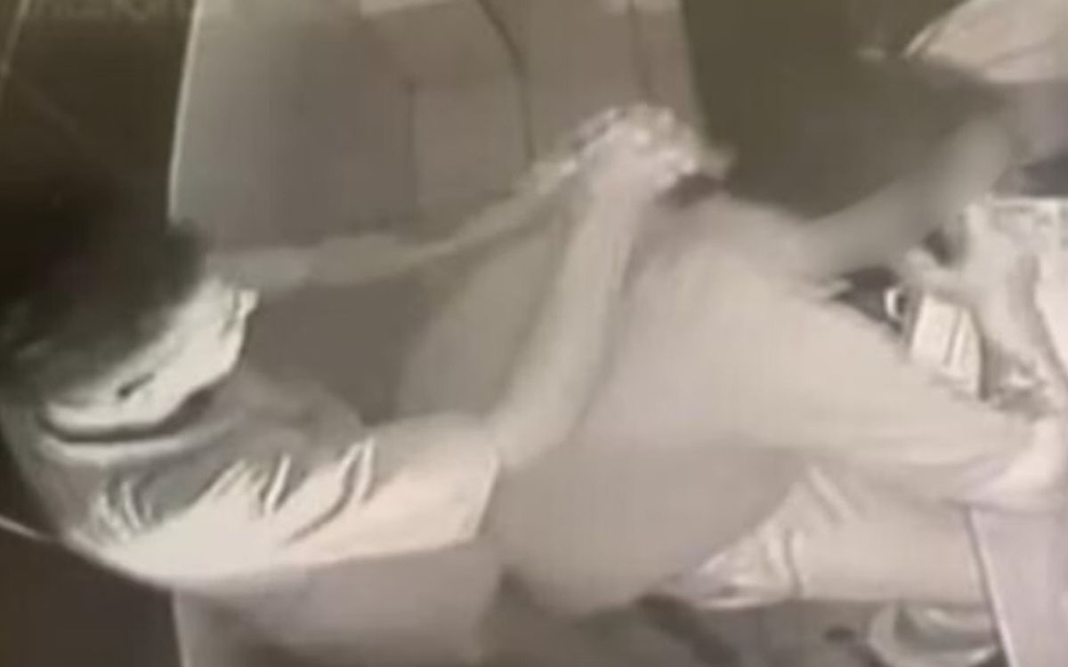 Recepcionista de hotel é brutalmente esfaqueado pelas costas por colega de trabalho - recepcionista esfaqueado hotel São Paulo