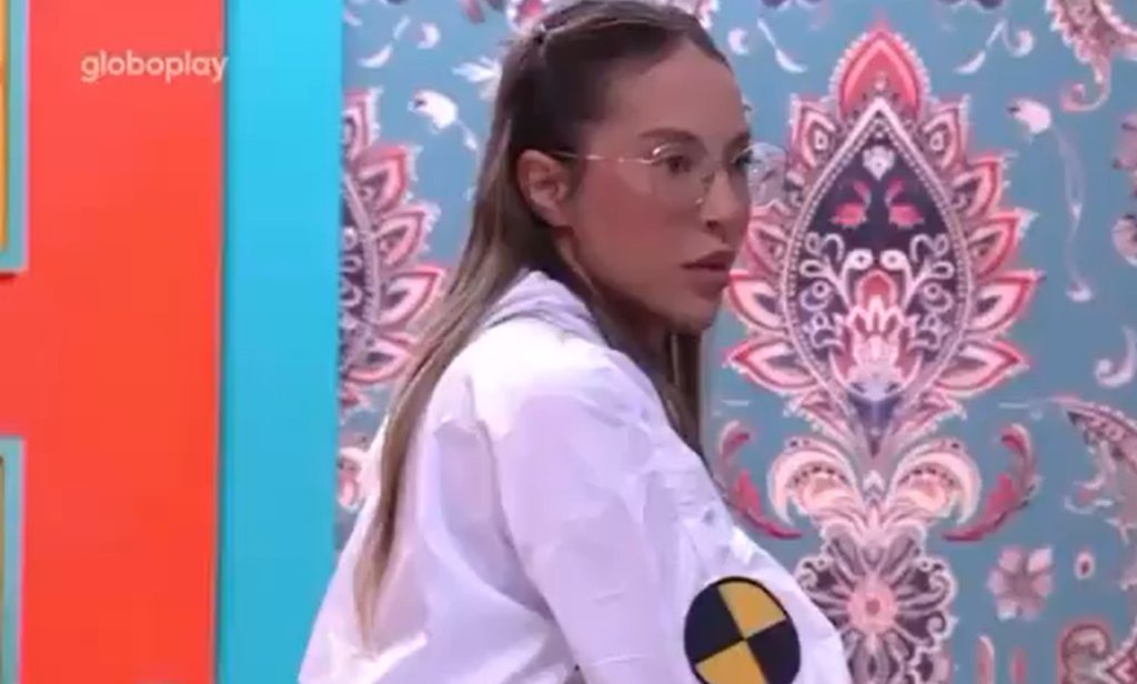 Renata volta para casa do BBB 25 e acorda brothers: "Bom dia, Brasil, a surucucu voltou"
