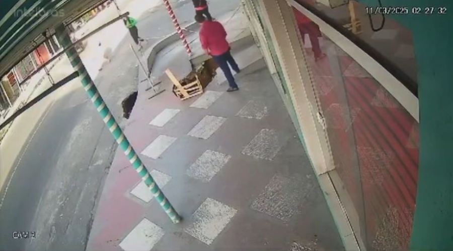 VÍDEO: cinegrafista cai em cratera enquanto registrava outro buraco na zona Norte de Manaus