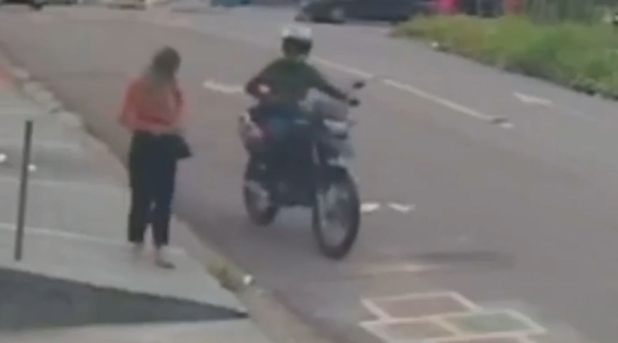 Vídeo mostra momento em que vigilante leva tiro ao tentar salvar mulher de assalto em Manaus