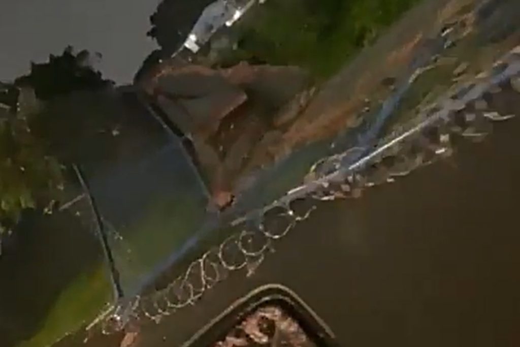 Vídeo: Desaba muro da Polícia Federal durante forte chuva em Manaus