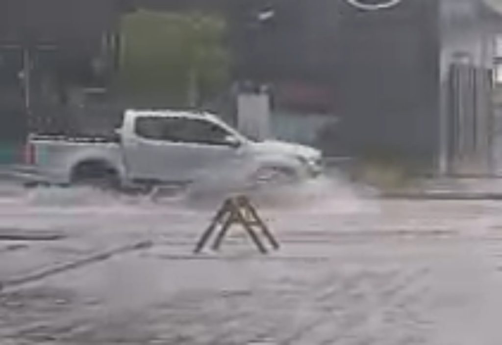 Vídeo: Em Manaus, Avenida Djalma Batista fica alagada durante temporal