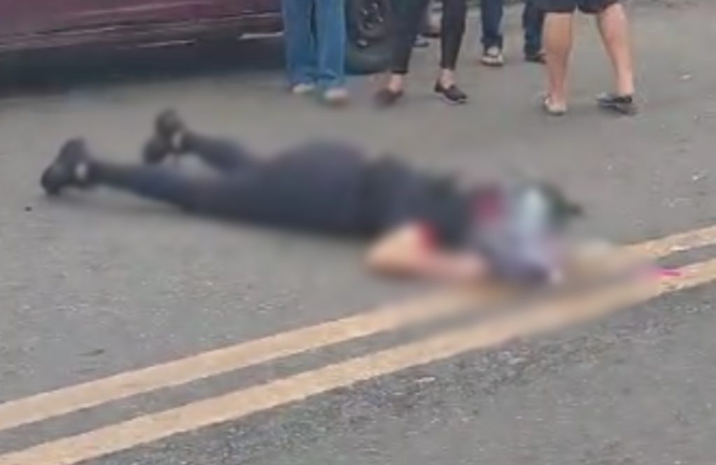 Vídeo: Professora fica jogada no chão após ser atropelada por ônibus no bairro Compensa, em Manaus - Acidente de professora com ônibus e moto em Manaus