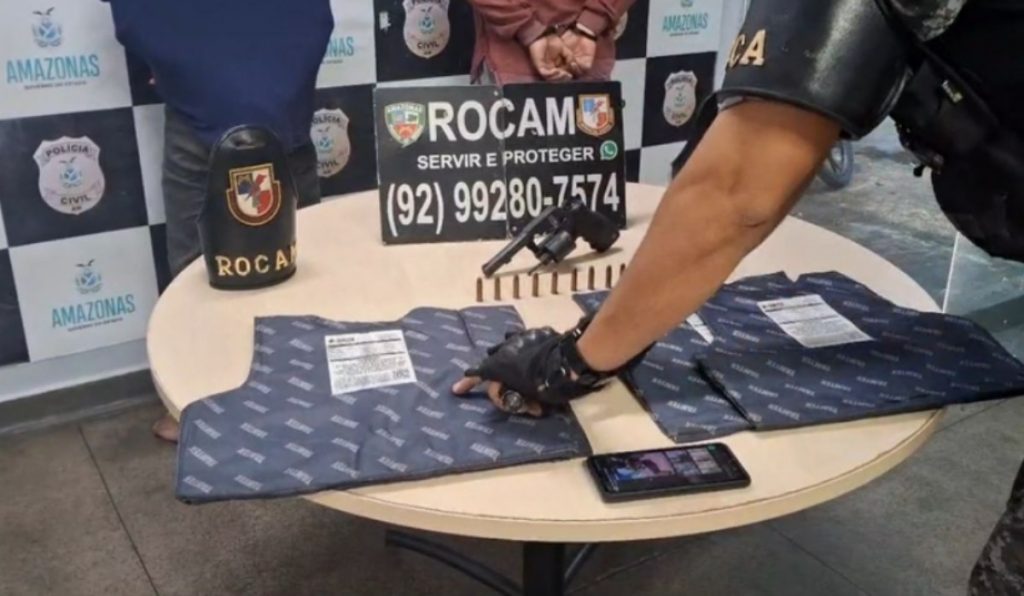 Vigilante é preso após levar arma furtada para casa de comparsa no Puraquequara, em Manaus - Vigilante é preso após levar arma furtada para casa de comparsa no Puraquequara, em Manaus