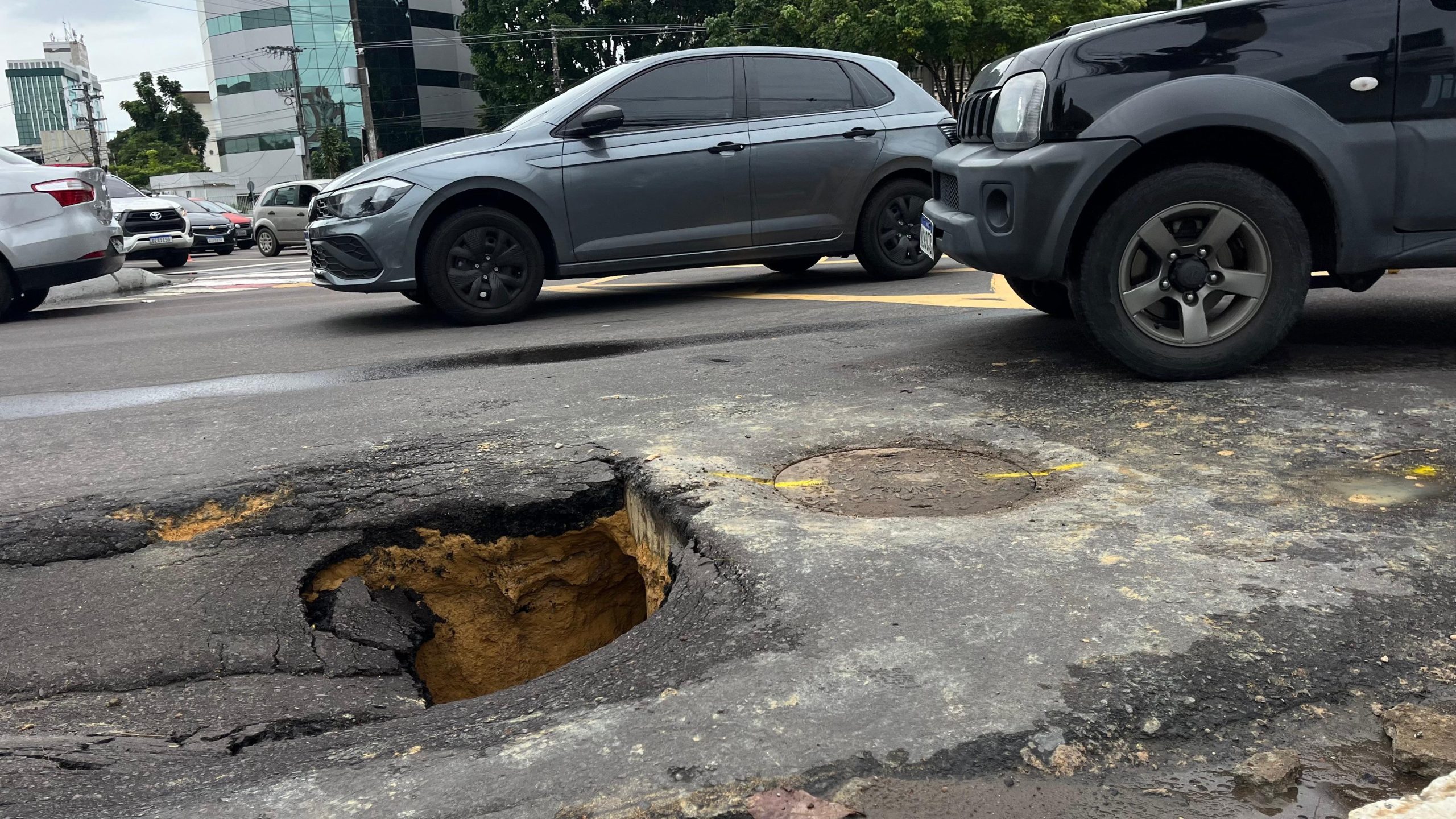 Cratera volta a se abrir após obras na avenida Humberto Calderaro em Manaus
