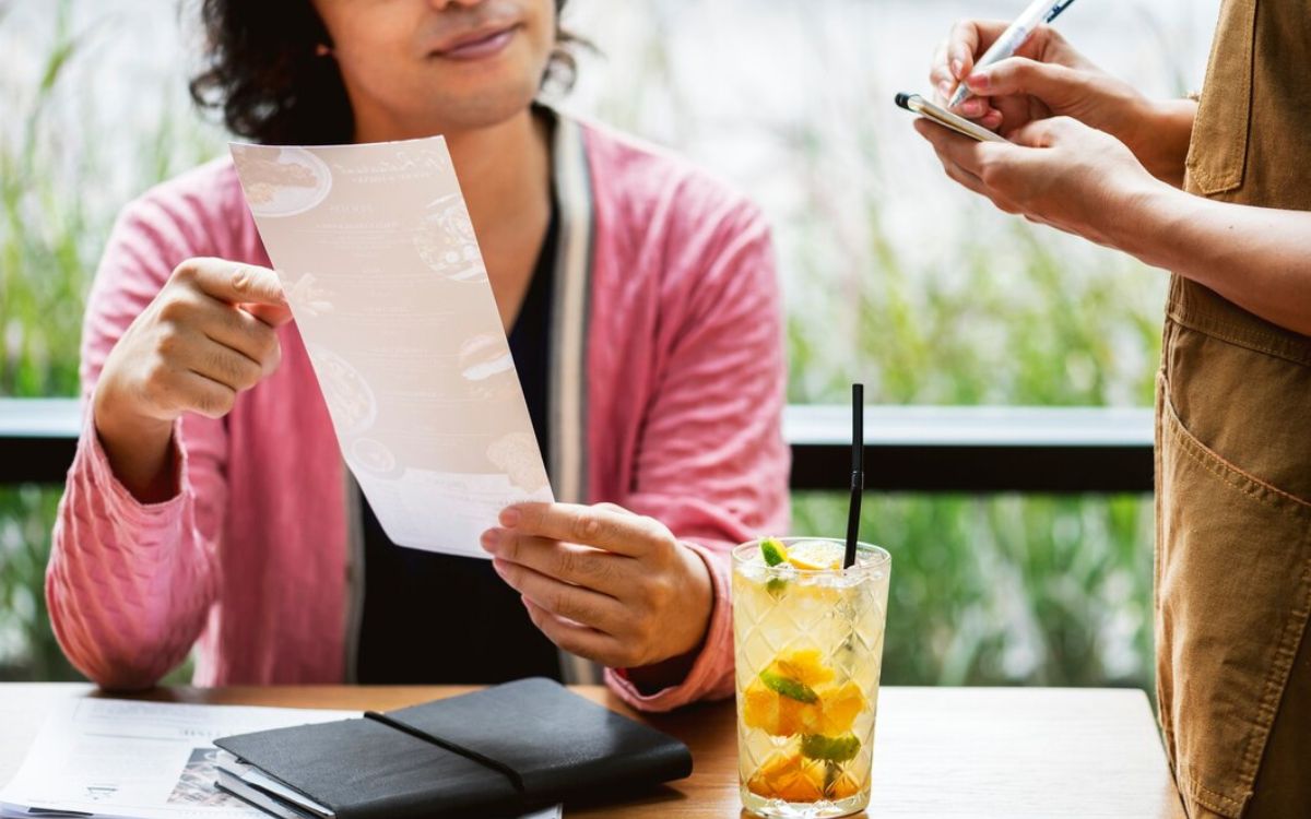 A obrigação de pagar a taxa de garço no restaurante no Brasil - obrigação de pagar a taxa de garço