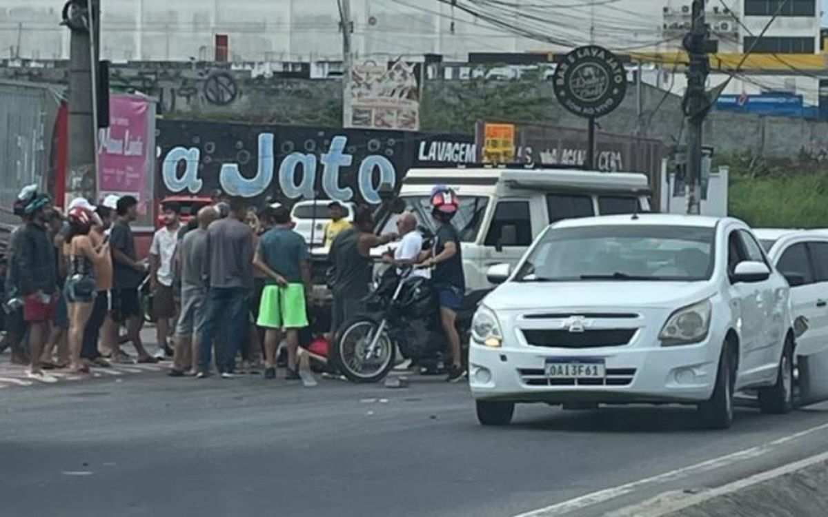Acidente deixa motociclista ferido e congestiona Avenida Torquato Tapajós em Manaus - acidente motociclista Manaus Torquato Tapajós