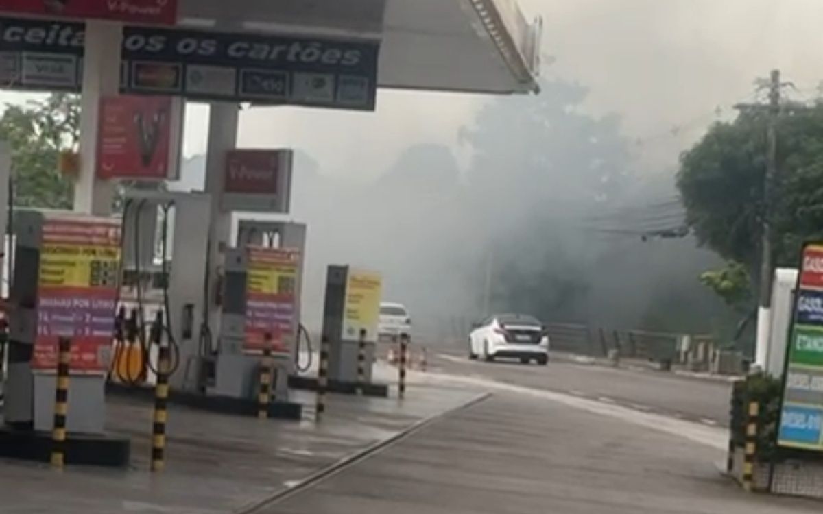 Incêndio atinge área de mata e assusta moradores em Manaus; veja vídeo - Incêndio Avenida Boulevard Álvaro Maia