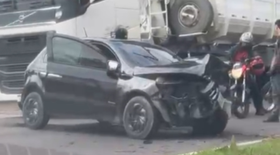 Veja vídeo: acidente entre carro e caminhão deixa motorista ferido em avenida de Manaus