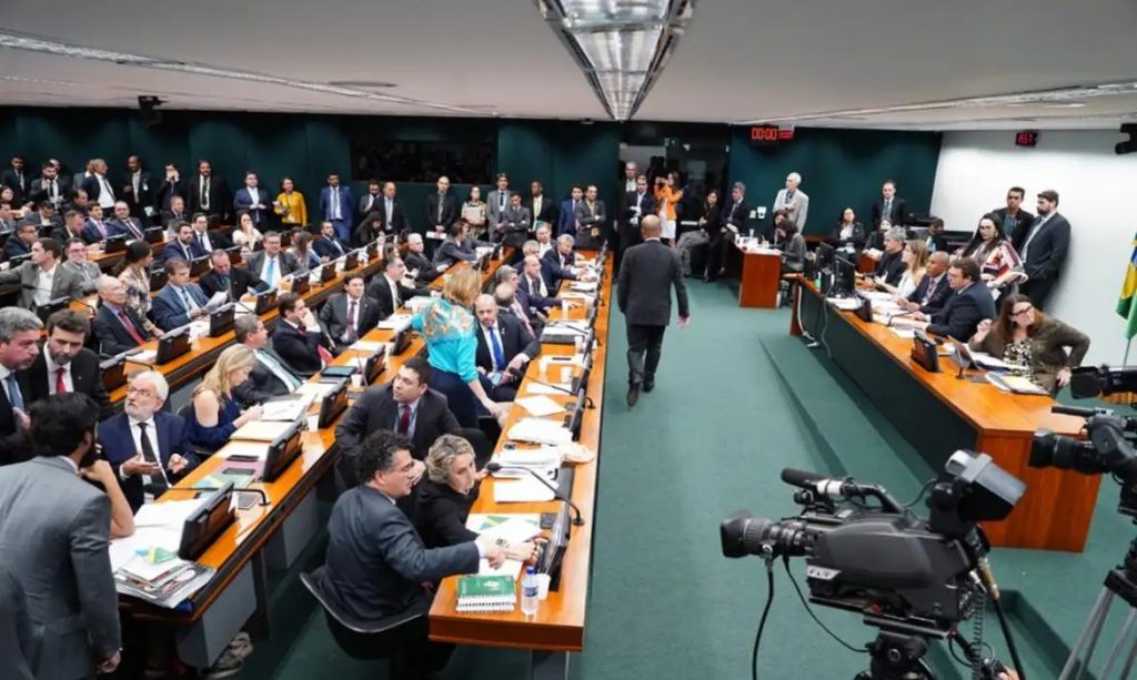 CCJ da Câmara dos Deputados discute nesta terça-feira (8) redução da jornada de trabalho de 44 para 36 horas semanais