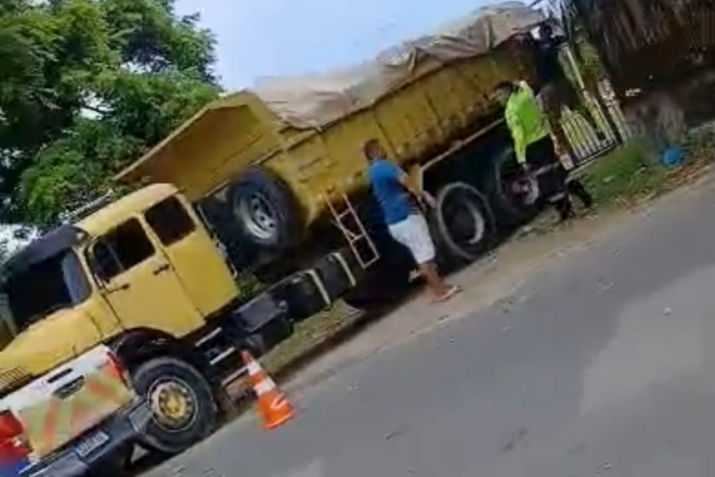 Caminhão derruba entulhos de construção e deixa avenida congestionada em Manaus; veja vídeo