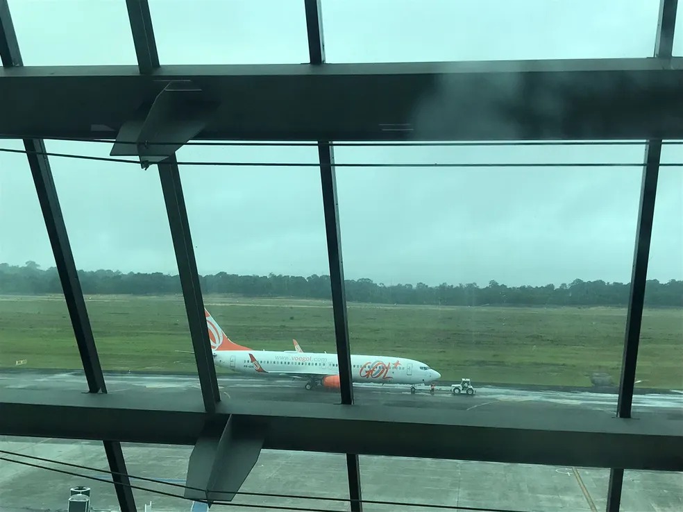 Avião da GOL Linhas Aéreas decolando para novas rotas entre Manaus, Boa Vista e Fortaleza.