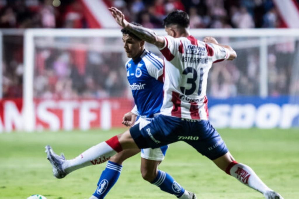 Cruzeiro leva gol no último lance e estreia na Sul-Americana com derrota