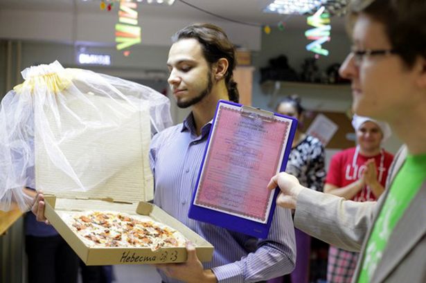 Homem se casa com pizza