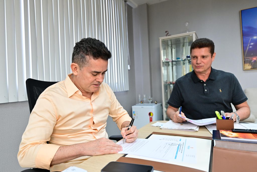 Servidores municipais vão ganhar reajuste salarial e unificação das datas-bases, anuncia prefeito de Manaus