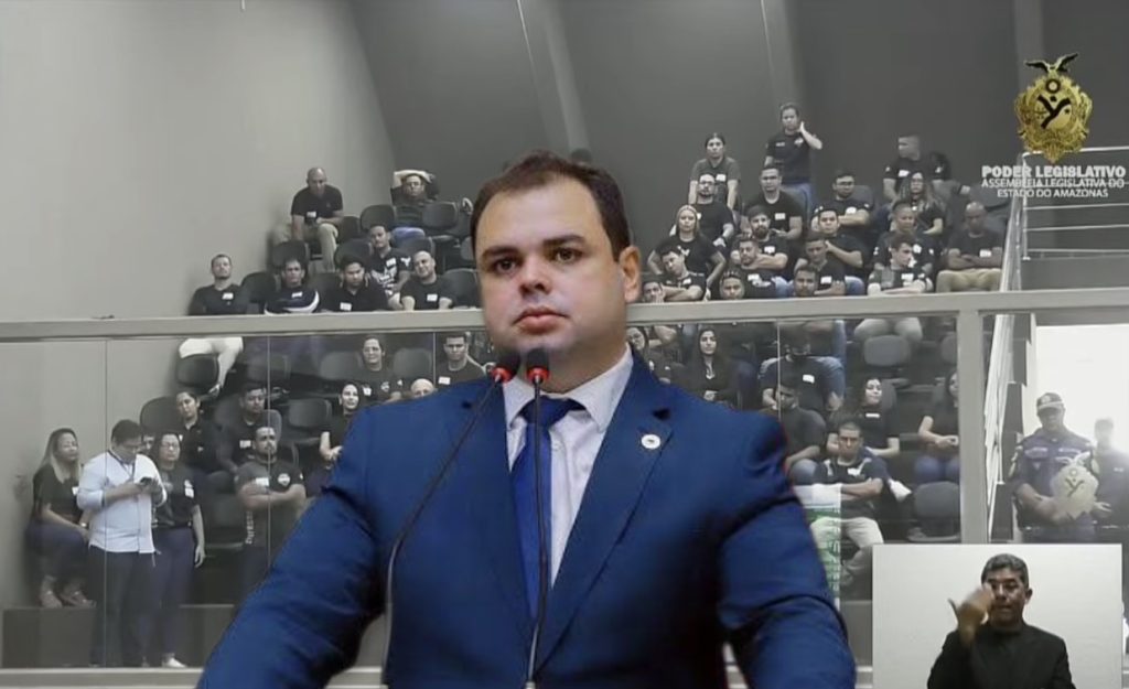 Roberto Cidade é confrontado por manifestante na Aleam: "quem quer se deputado tem que cumprir com a palavra"