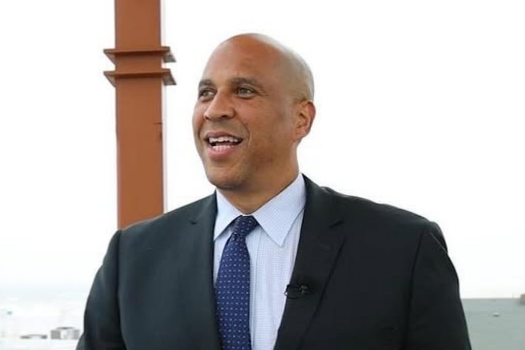 Senador democrata protesta contra políticas de Trump em discurso que já passa de 24 horas