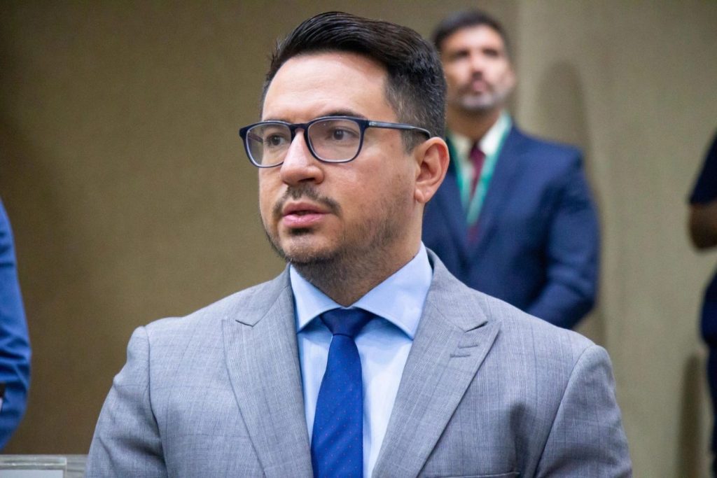 Captura de tela de rede social mostrando o apoio do vereador Rodrigo Guedes a comentários que incentivam denúncias contra o Portal CM7