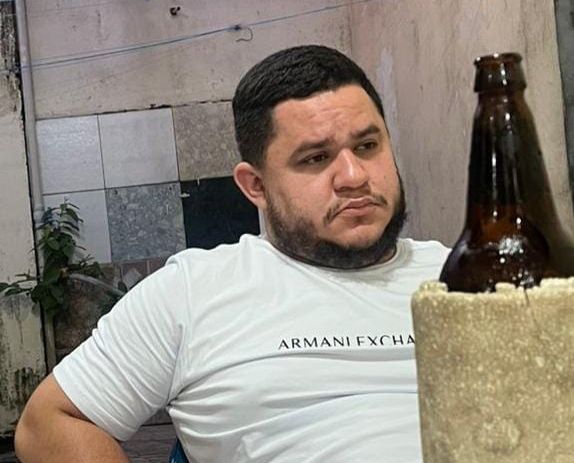 Saiba quem é o homem que aparece batendo em mulher com bebê no colo no Amazonas