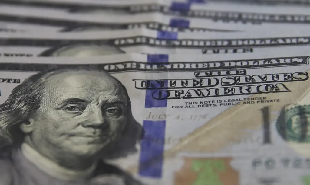 Alta do dólar pressiona economia brasileira e acende alerta sobre inflação em 2025