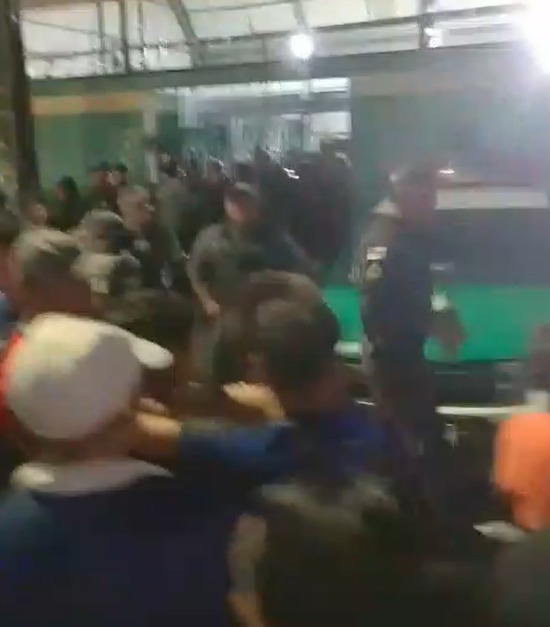 Protesto entrega de peixes Compensa